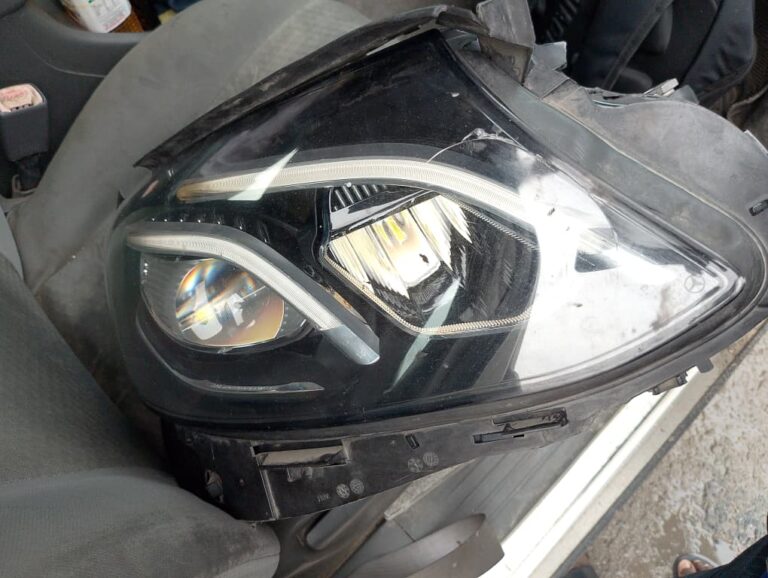 DAMAGED HEADLAMP – RHS- OF MERCEDES BENZ