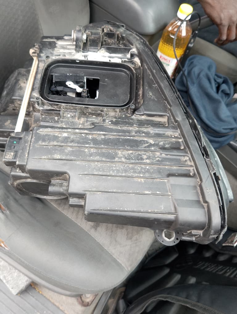 DAMAGED HEADLAMP – RHS- OF MERCEDES BENZ