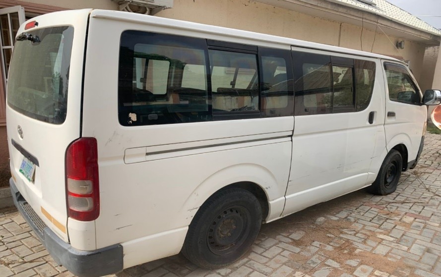 TOYOTA HIACE BUS (1998) - Image 3