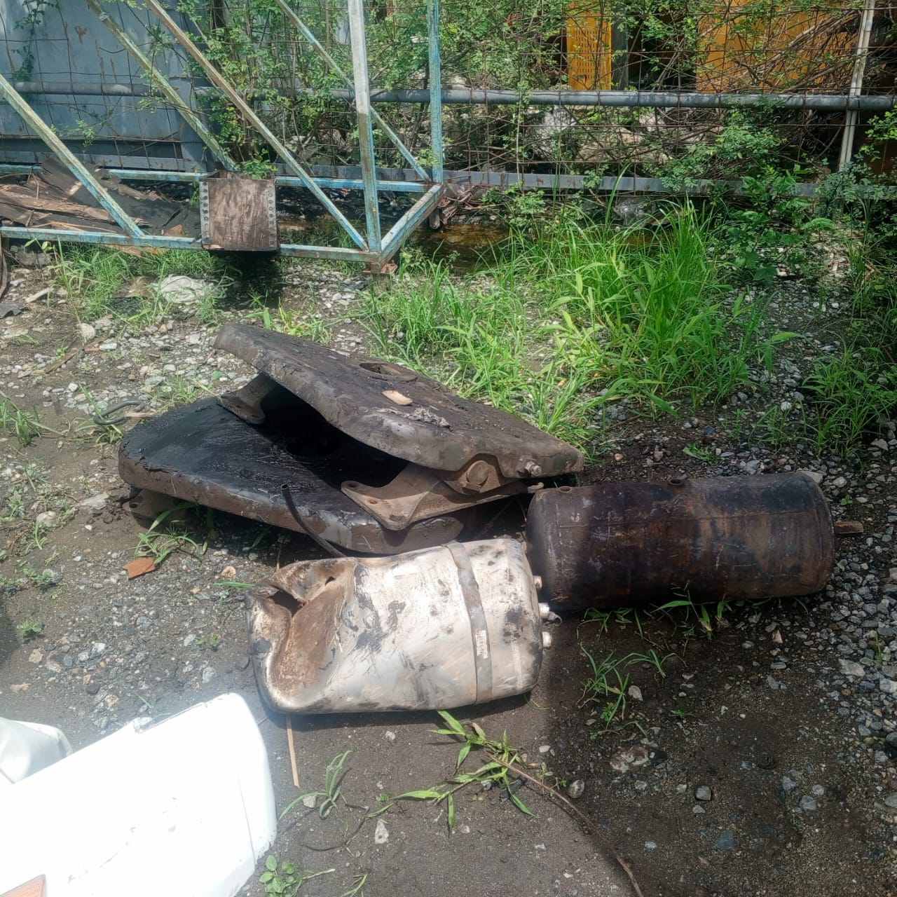 DAMAGED CABIN HEAD, 2 FIFTH WHEEL, ETC. – PLEASE AS BID AS SEEN