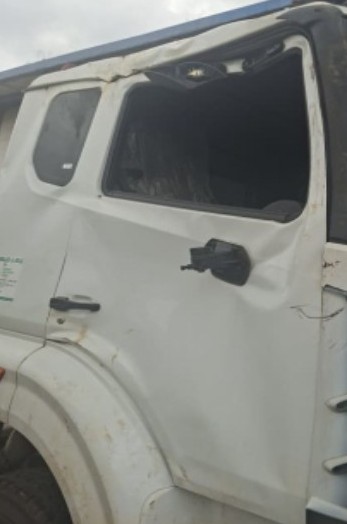 NX TRACTOR – DAMAGED DOORS AND BUMPER - Image 3