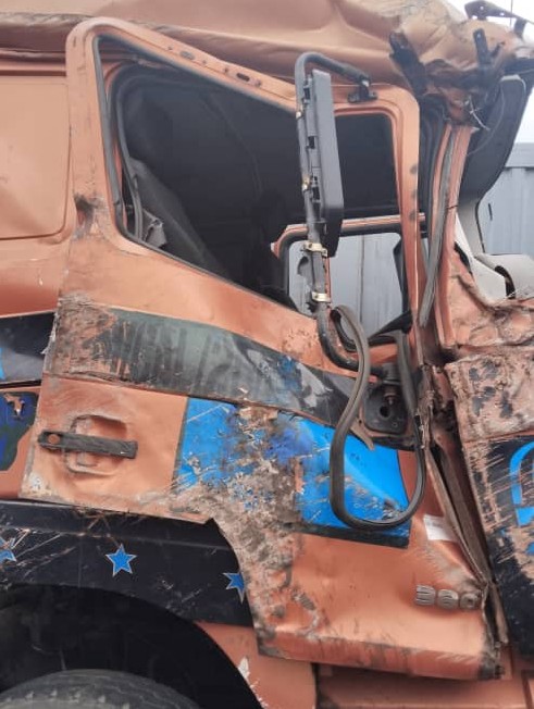 SHACMAN TRUCK – DAMAGED ONE DOOR 2 BATTERIES & TANK - Image 3