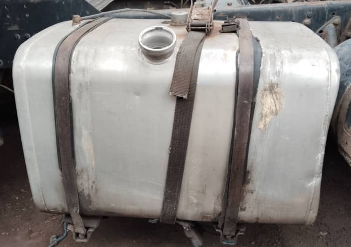 SHACMAN TRUCK – DAMAGED ONE DOOR 2 BATTERIES & TANK