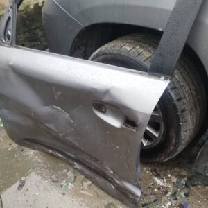 LEXUS LX570 – DAMAGED DOOR AND STEPPING BOARD