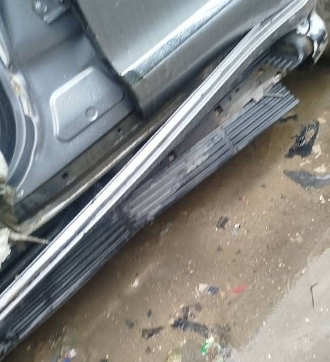 LEXUS LX570 – DAMAGED DOOR AND STEPPING BOARD