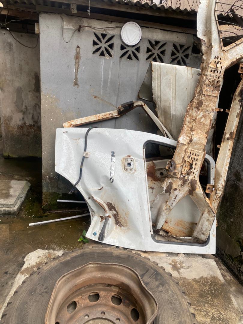 DAMAGE 2 DOORS, BUMPER AND RIM