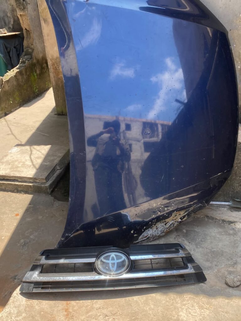DAMAGED TOYOTA HIGHLANDER BONNET